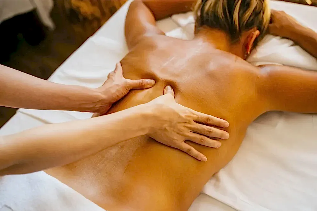 Masaje descontracturante: beneficios fisiológicos y emocionales para tu bienestar 6 Masajes Manquehue