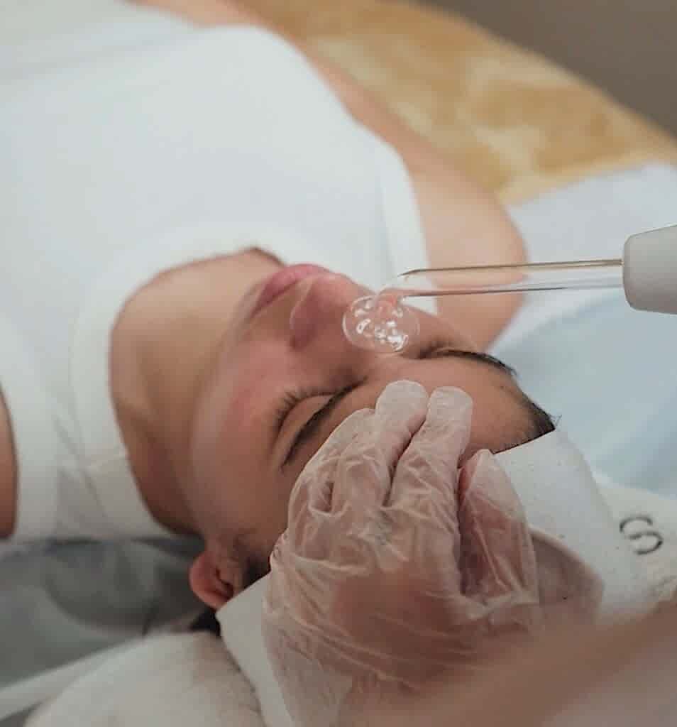 Piel radiante en otoño: ¿Por qué una limpieza profunda es clave tras el verano? 2 Limpieza Facial